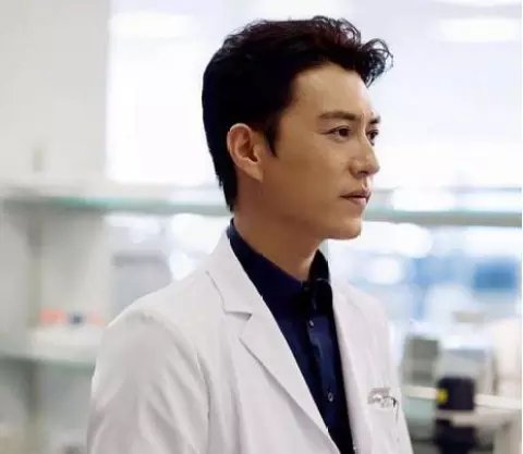 白衣背后的故事与人生,经常演医生的演员专访与揭秘